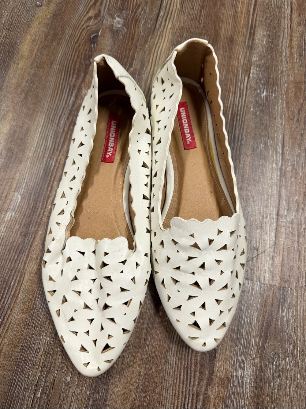 Y2K Union Bay white leather ballet flats with scalloped edges and geometric cut-